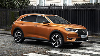 DS 7 Crossback in orange facing side on