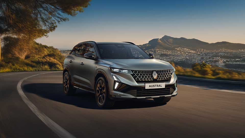 Front angled view of Renault Austral