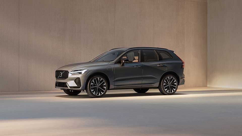 Volvos XC60 in metallic brown against a brown background